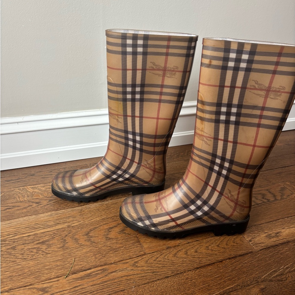 Classic Burberry Rain Boots - Picture 4 of 9